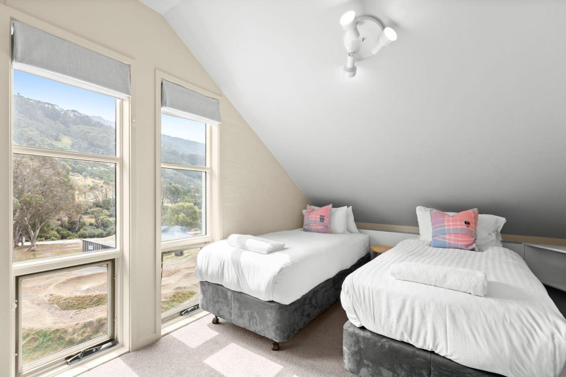 Village Green 2 Bedroom Loft Townhouse With Views Fireplace And Garage Parking Thredbo Exterior foto