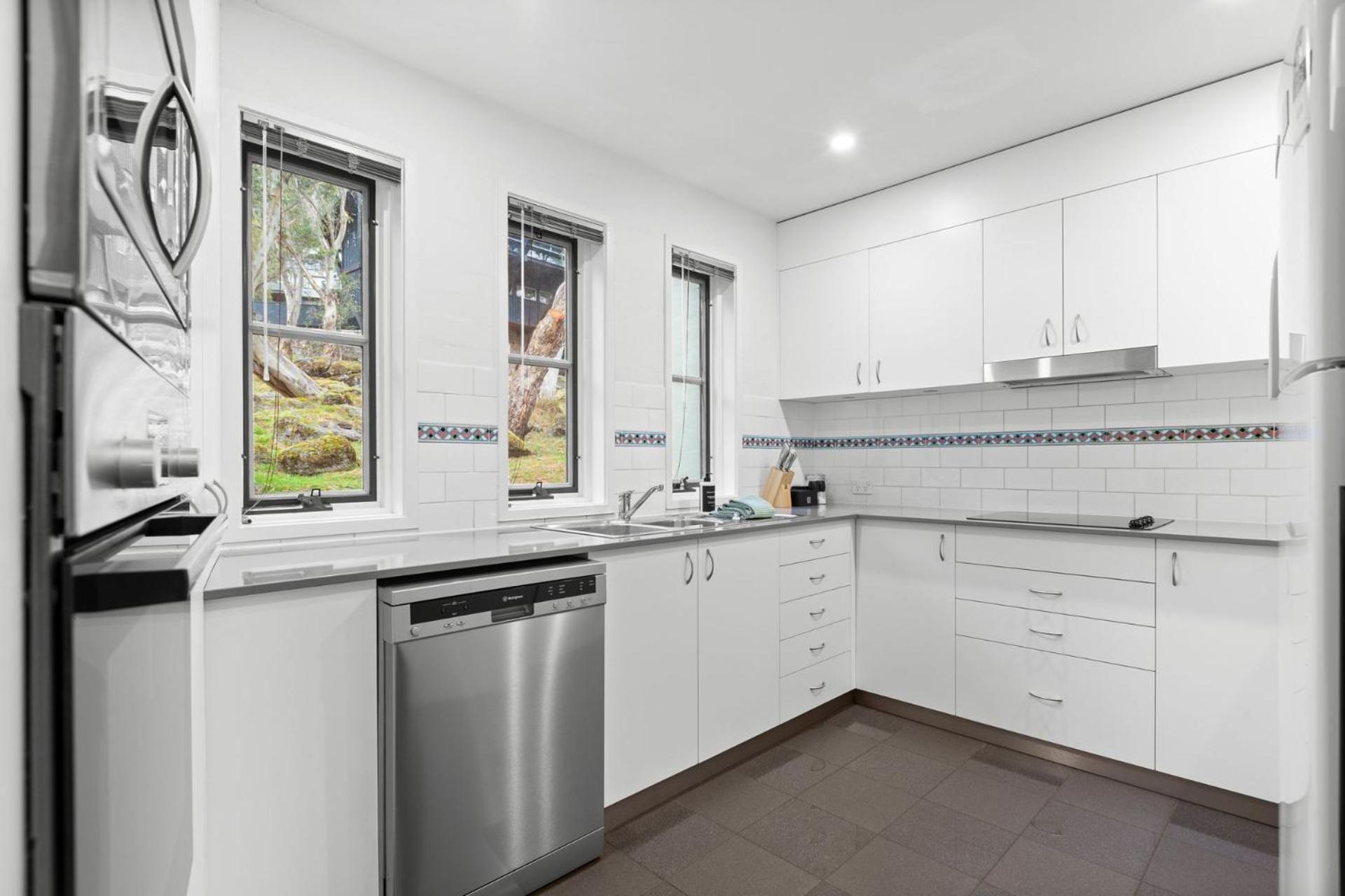 Village Green 2 Bedroom Loft Townhouse With Views Fireplace And Garage Parking Thredbo Exterior foto