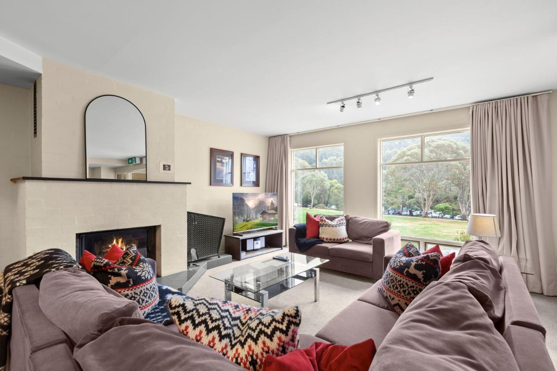Village Green 2 Bedroom Loft Townhouse With Views Fireplace And Garage Parking Thredbo Exterior foto